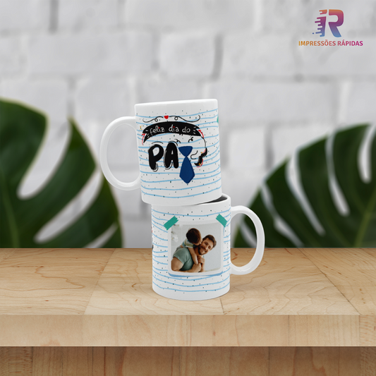 Caneca Personalizada - Feliz Dia do Pai. Mensagem Feliz dia do pai. Desenhos de gravata e bigode e mensagem de um lado e fotografia do outro. Com linhas azuis horizontais ao longo da caneca.