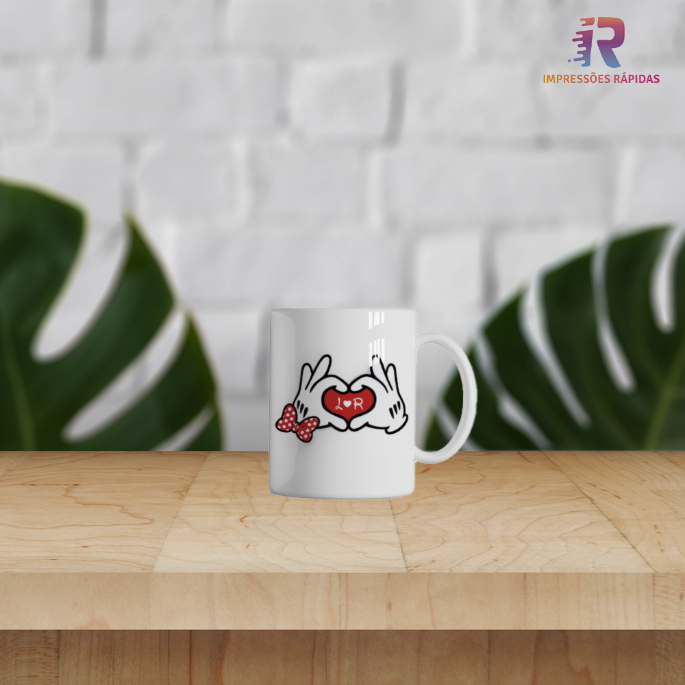 Caneca  com mão no estilo de desenho animado a fazer um coração com Inicias Personalizadas no interior