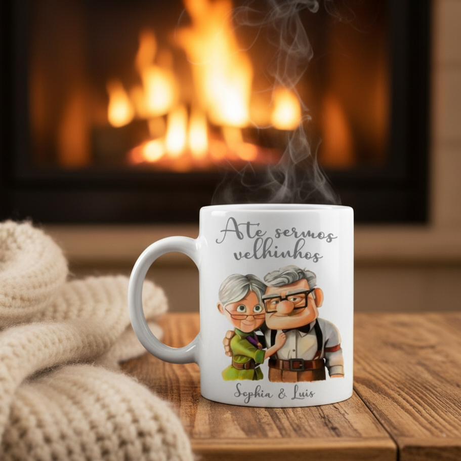 Caneca Até sermos velhinhos integrada no ambiente da lareira