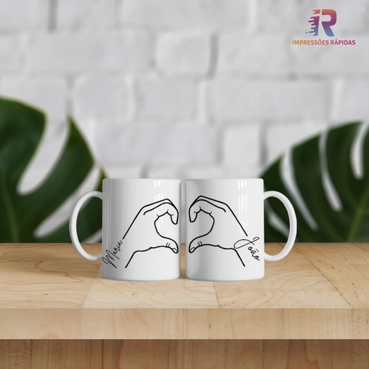 Conjunto de Canecas Personalizadas Coração formado por mão com nomes personalizados
