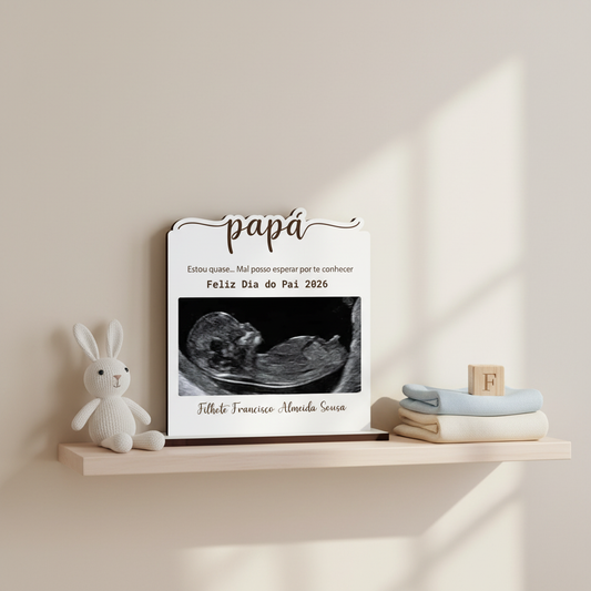 Fotografia lifestyle da placa MDF personalizada Dia do Pai em quarto de bebé