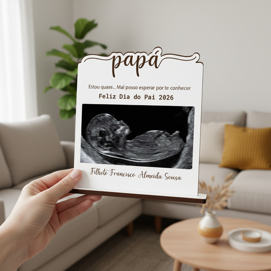 Fotografia lifestyle da placa MDF personalizada Dia do Pai sendo segurada em ambiente familiar