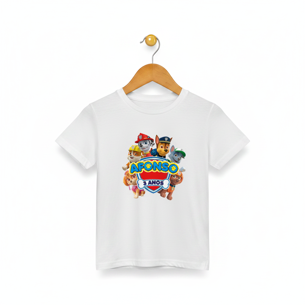 Packshot realista T-shirt Paw Patrol cabide madeira